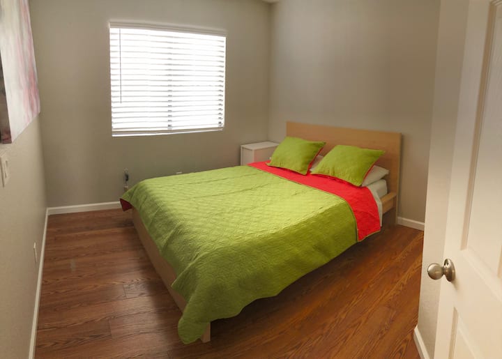 Troisième chambre avec ventilateur au plafond et placard