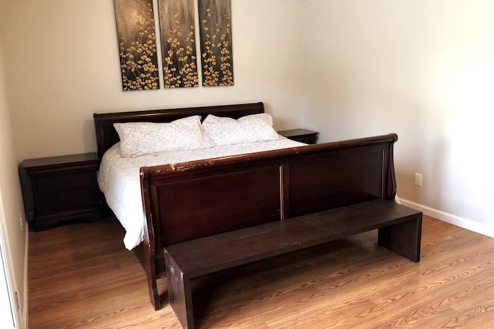 Chambre principale avec accès à la piscine extérieure et au spa chauffé