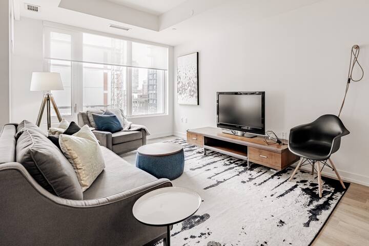 Walk to St. Lawrence Market & Financial District