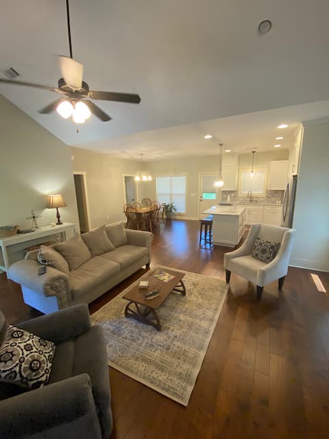 Cheerful 2 bed/bathroom home with indoor fireplace