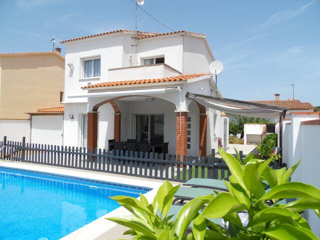 Villa Familiale 8 p, Piscine privée, 700m plage