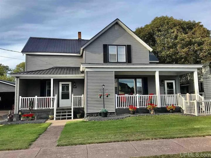 Spacious 4 BR/2BA Home with Bar and Fenced Yard. Houses for Rent in
