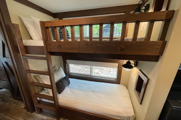 Dvojni kreveti nalaze se u hodniku. Obje imaju udobne madrace od bambusa koji su ekološki prihvatljivi.