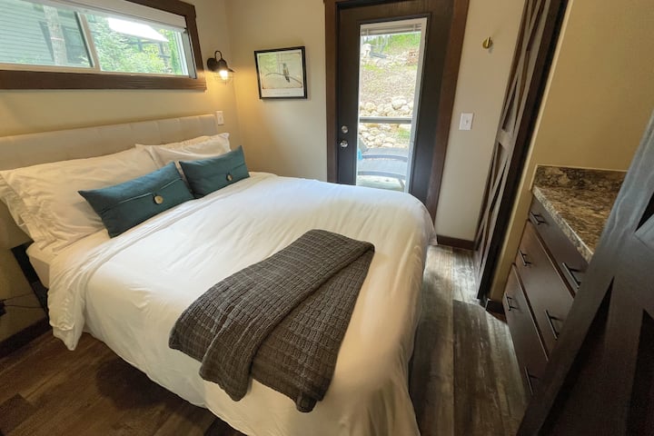 Primarna spavaća soba ima udoban bračni krevet s luksuznom posteljinom, dva ormara i komodama.