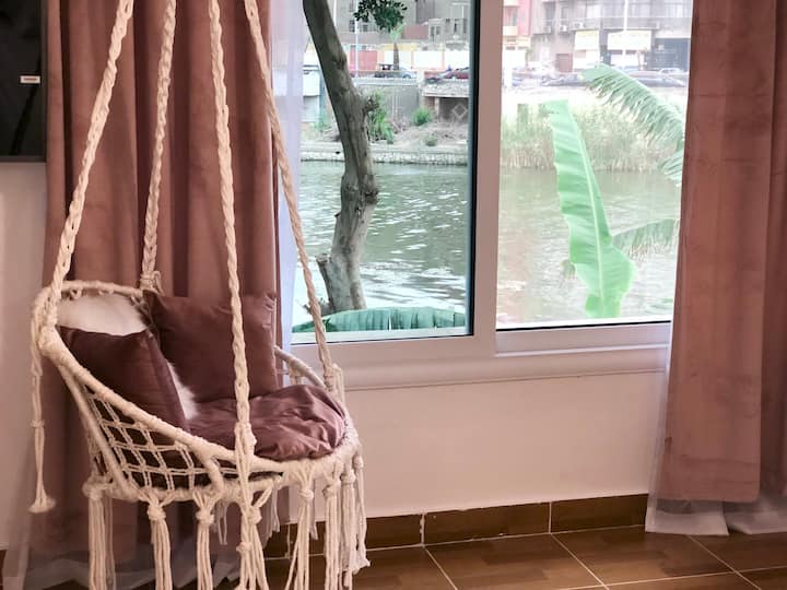 Relaksohu në karrigen e lëkundur me pamjen e mahnitshme të Nilit 