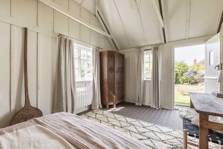 غرفة نوم في الملحق (لا يوجد مرحاض في هذه الغرفة)