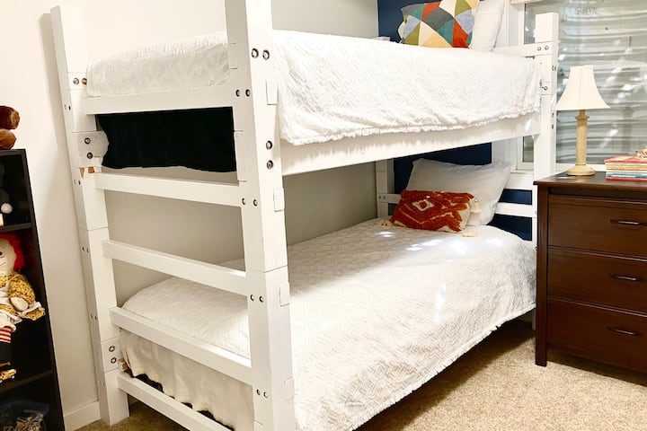 ამ მეორე საძინებელში 2 ორსართულიანი საწოლი დიდი კარადებით იძინებს. Არ არის საზიარო სივრცე.