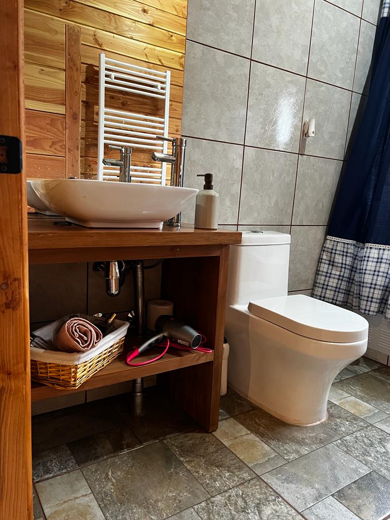 Приватна бања со делумен поглед, грејна закачалка за крпи, фен за коса.