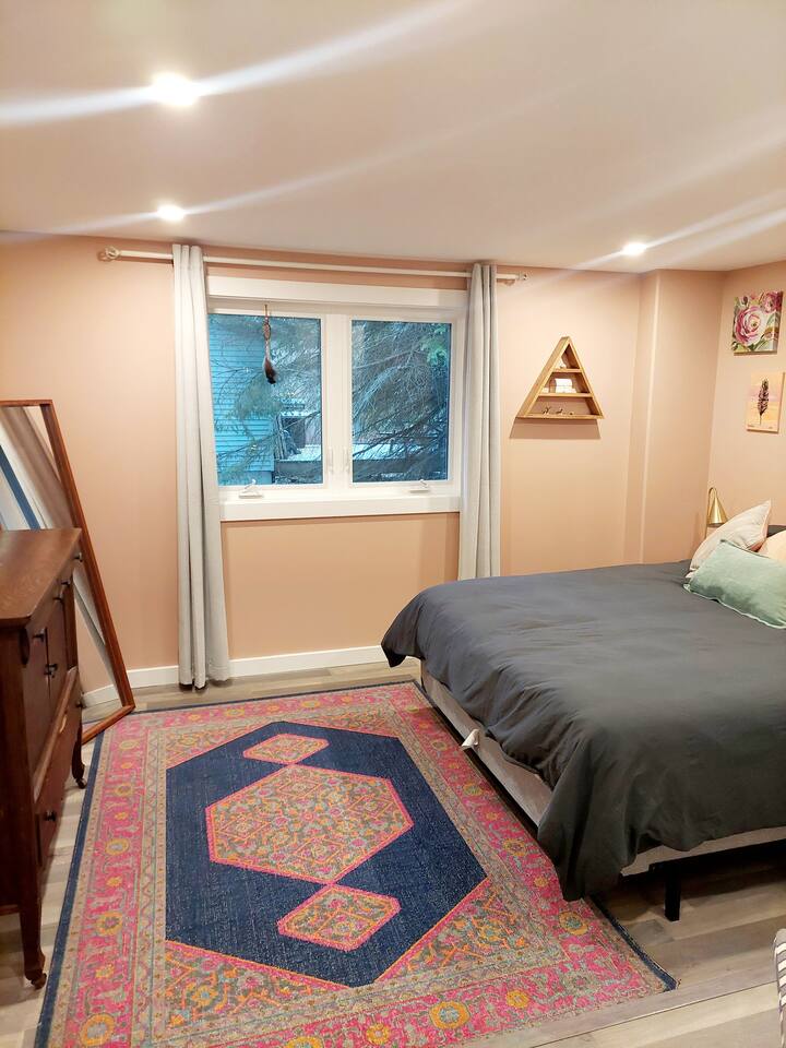 Spavaća soba s bračnim krevetom