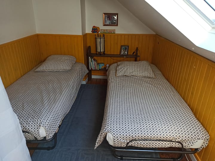 мала таванска соба со 2 двокреветни кревета широки 80 см. Креветите може да се спојат за голем простор за спиење од 160 лица.