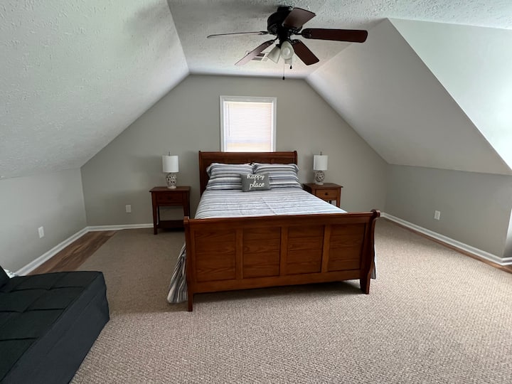 หนึ่งในสองห้องนอนชั้นบน แต่ละห้องมีเตียงควีนไซส์โต๊ะข้างเตียง 2 ตัวโต๊ะสำหรับกระเป๋าเดินทางและออตโตมันพิเศษ
ออตโตมันสามารถพับเป็นเลานจ์เพื่อนั่งได้แต่สามารถพับออกเป็นเตียงแฝดต่อไปได้ 
มันยากที่จะจินตนาการจนกว่าคุณจะคลี่คลาย