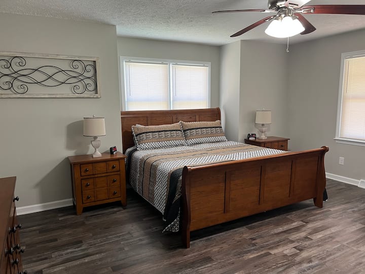 ห้องนอนใหญ่ขนาดใหญ่พร้อมเตียงขนาดคิงไซส์อยู่ที่ชั้นหลักพร้อมห้องน้ำส่วนตัวขนาดใหญ่