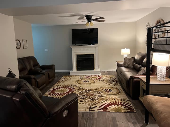 ห้องสำหรับครอบครัวในห้องใต้ดินที่สร้างเสร็จแล้ว
เตาผิงแก๊สพร้อมทีวี