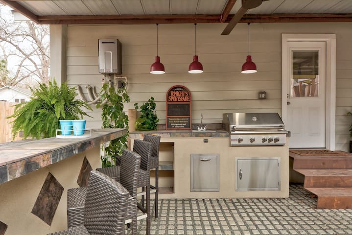 Bungalow w Outdoor Oasis. Walkable & Fun Location