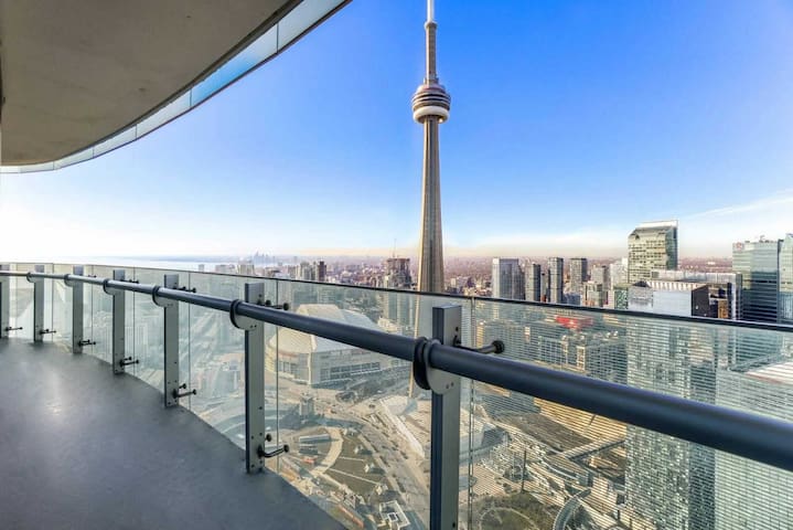 3BR 2BA w Balcony, Free Parking – CN Tower/Jays gallery image 5