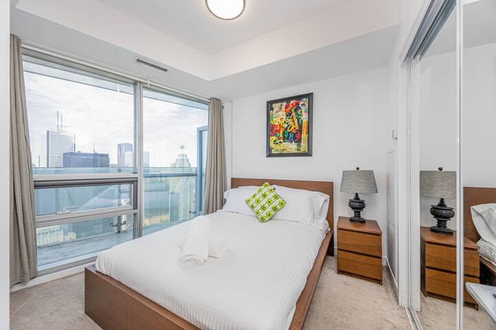 3BR 2BA w Balcony, Free Parking – CN Tower/Jays gallery image 4