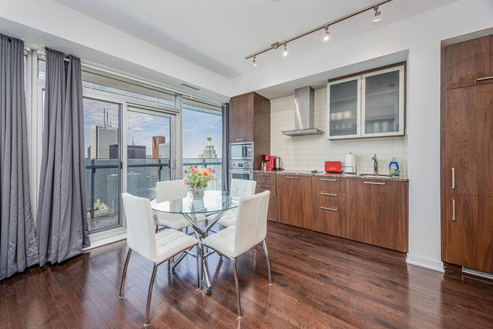 3BR 2BA w Balcony, Free Parking – CN Tower/Jays gallery image 2