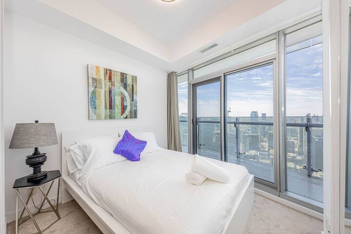 3BR 2BA w Balcony, Free Parking – CN Tower/Jays gallery image 3