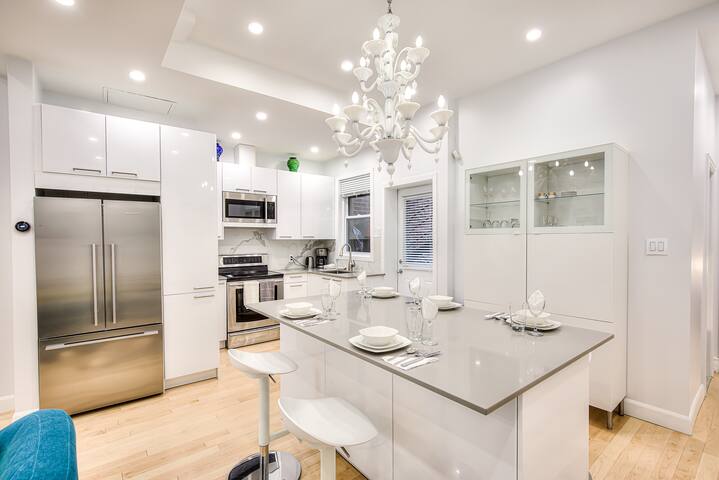 Downtown’s Big Groups & Big Adventures Townhouse! gallery image 2