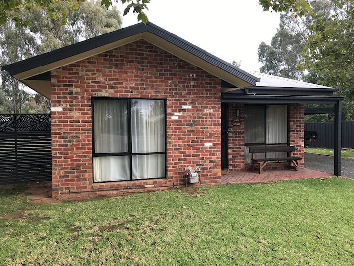 Koala Cottage at Perricoota Place. Vacation homes for Rent in Moama