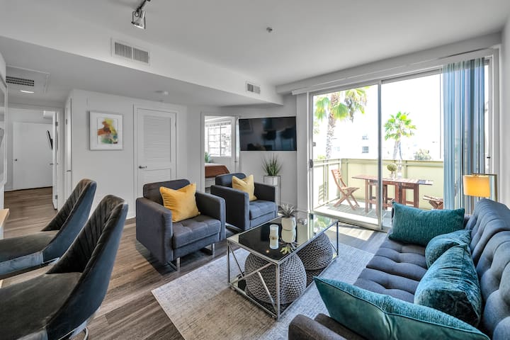 Walk to Santa Monica Beach &Pier-Beautiful Balcony