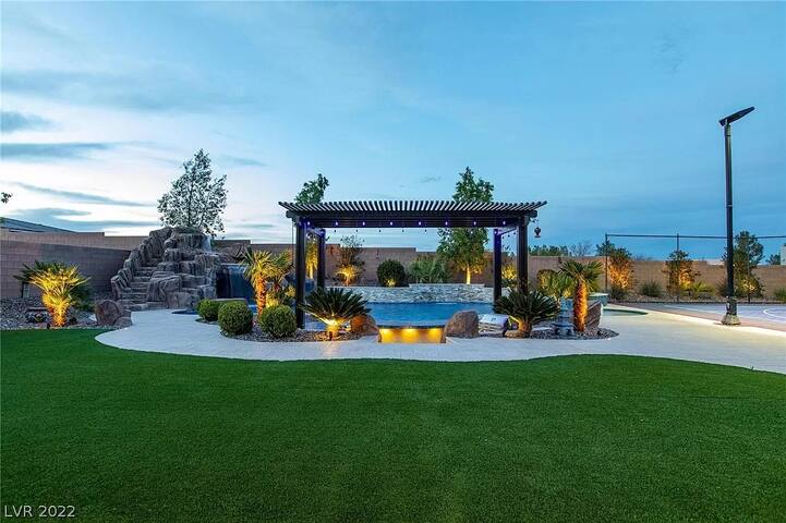 Next to Strip, Heated Pool, Hot Tub, Sports Court! gallery image 2