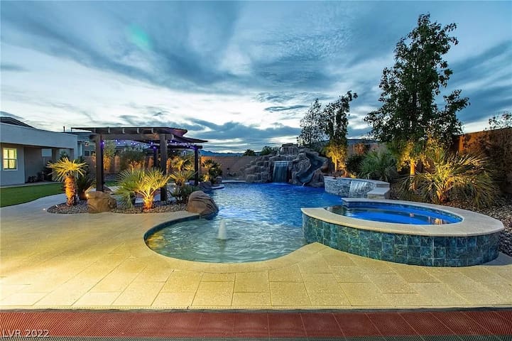 Next to Strip, Heated Pool, Hot Tub, Sports Court!