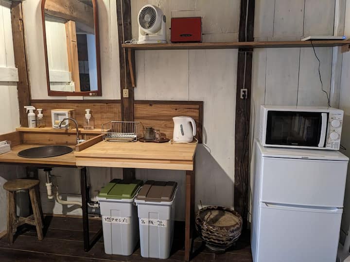 静かな海辺の街でセルフリノベの蔵に泊まる。一日一組限定の、手作り感が温かい隠れ家的な空間。 - Oda