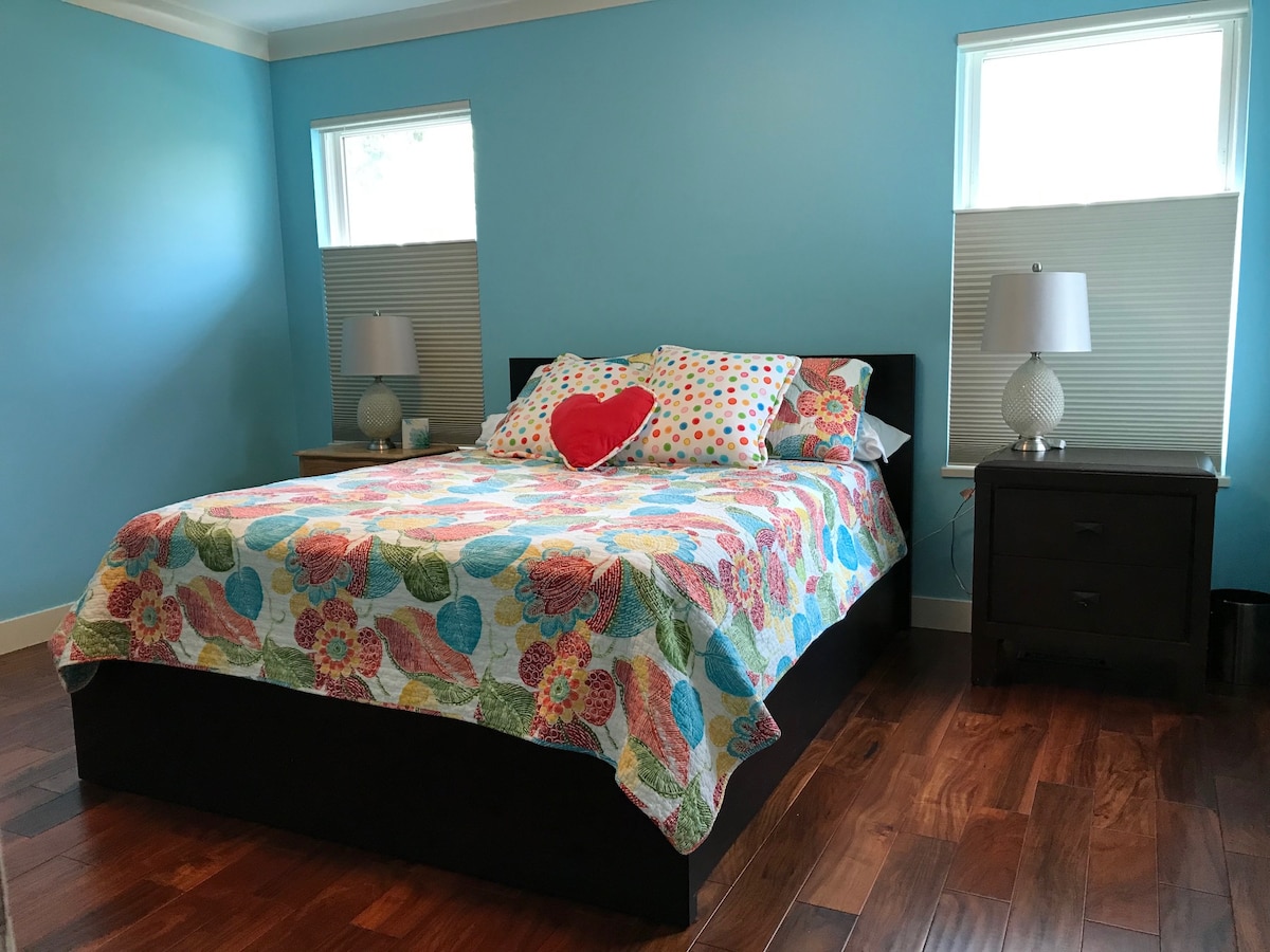 Спална соба на гостинот; главен поглед