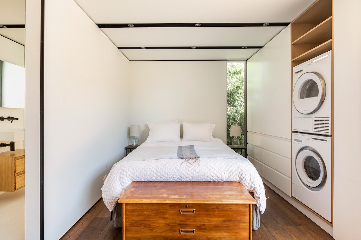 Espace chambre avec lit Queen Size neuf de haute qualité, draps en coton biologique haut de gamme et un assortiment d'oreillers pour rendre votre sommeil aussi reposant que possible. Murs de rangements intégrés conçus pour les séjours prolongés. 

Lave-linge et sèche-linge neufs également !