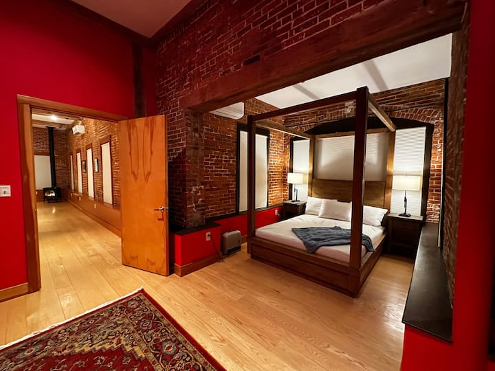 El segundo dormitorio, un campanario convertido, ofrece una gran cantidad de ladrillo y vigas de madera, así como ventanas del piso al techo. La cama con dosel tamaño queen es una combinación perfecta para este espacio íntimo.