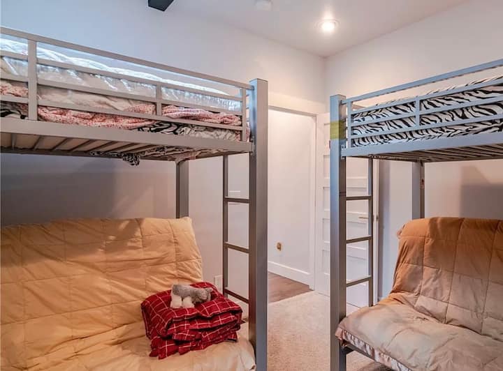 Dhomë 
fjetjeje - 2 krevate tek
-2 krevate me përmasa mbretëreshash