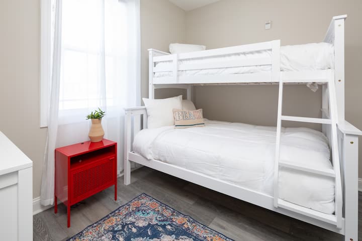 Les enfants vont adorer la chambre avec lits superposés.