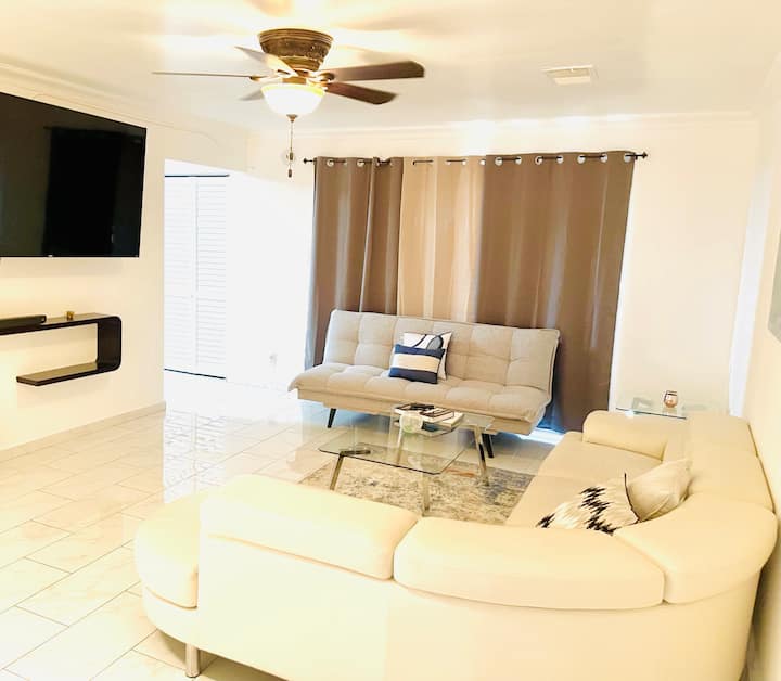 7 Beds Fantastic Flaming Hot House W/pool To Cool! - Las Vegas, NV