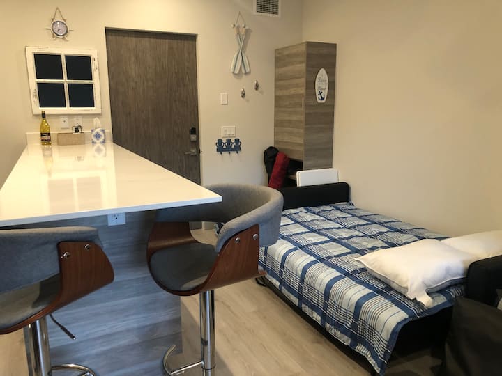 A & E Airbnb - Top Floor Little Lakeview Escape - Vernon