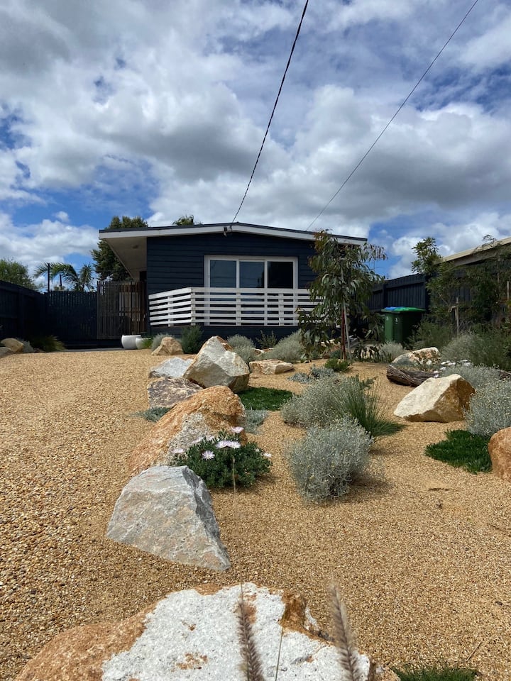 Relaxing beachside holiday home with outdoor spa! Vacation homes for