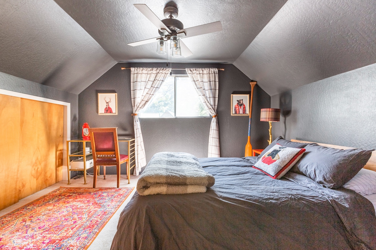 楼上的第二间卧室拥有凉爽的小木屋氛围、一张标准双人床，并设有第二个工作空间。