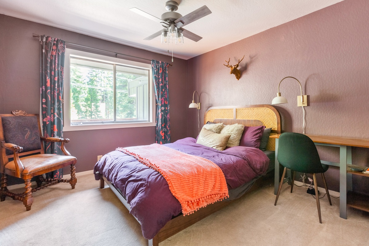 一楼豪华卧室设有工作空间、舒适的标准双人床和前甲板景观。