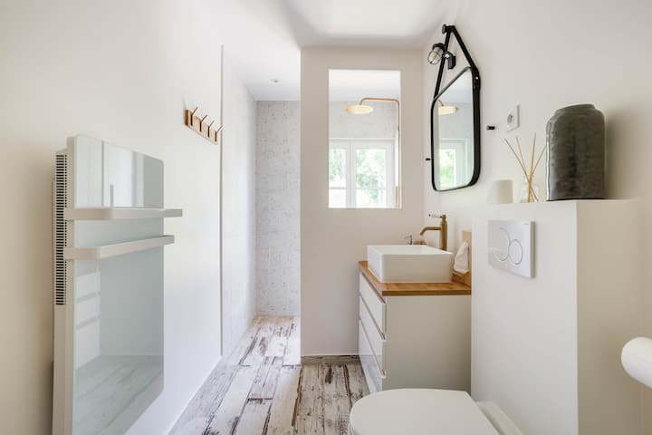 Maison Guynemer. Suite N°4 " Ambroise Paré ". Chambre de 25m2 aux teintes charbon. Lit queensize, avec dressing et salle de bain attenante. Douche à l'italienne, sèche cheveux, WC. WIFI & climatisation.