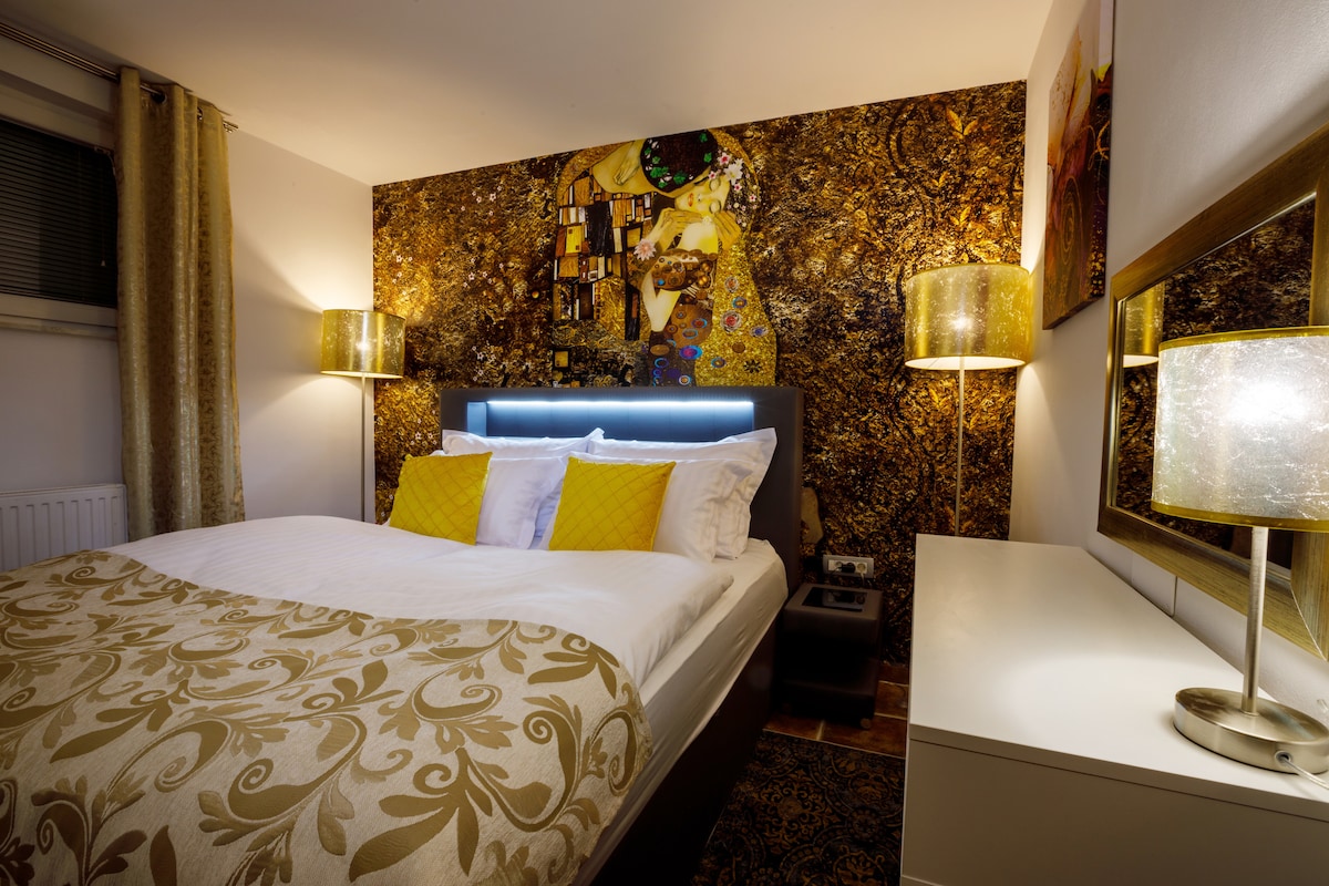 Dormitorio principal con una lujosa cama tipo somier de 180 x 200 cm, con TV y ropa de cama de primera calidad y ropa de cama y materiales que cumplen con los altos estándares de vida y te ofrecen una comodidad relajante con un toque de elegancia. 