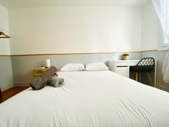 La chambre grise et son bureau