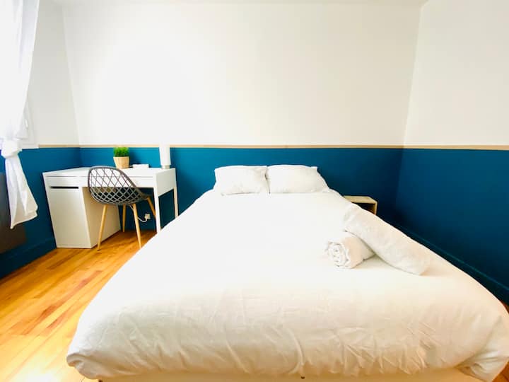 Chambre bleu avec son bureau
