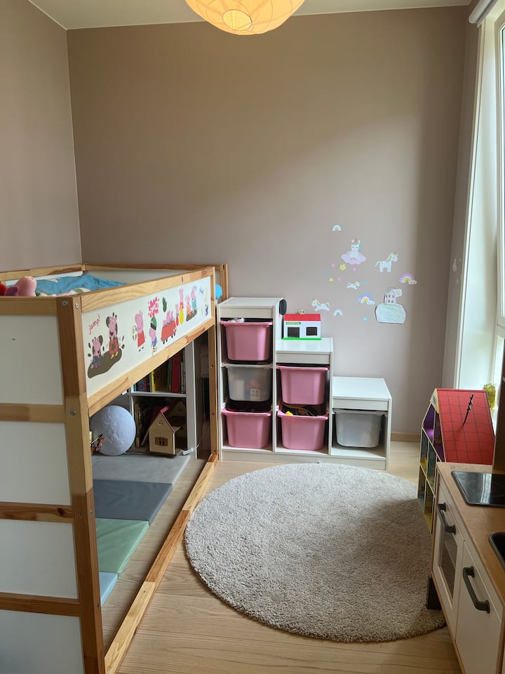 Le lit superposé est de taille normale de lit simple (90*200).