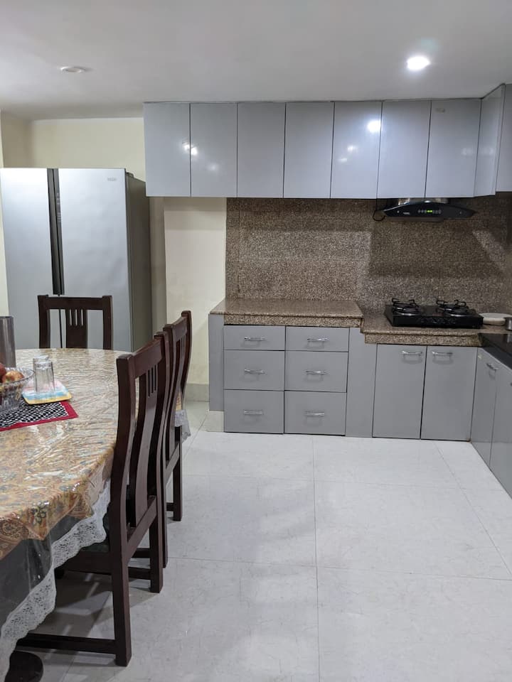 هذه هي منطقة تناول الطعام مع كيتشنيت صغيرة لصنع الشاي أو القهوة