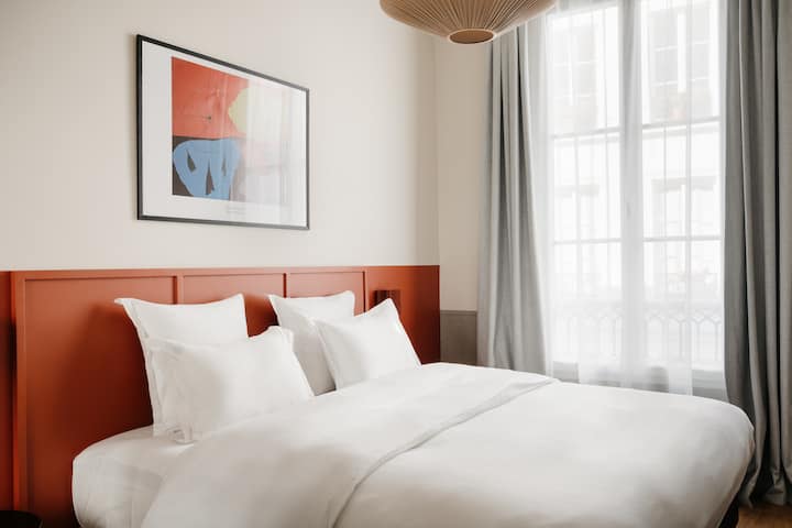 Spálňa 2 - veľká manželská posteľ (70 palcov x 78 palcov) // Chambre 2 - veľká manželská posteľ (osvetlená 180 cm x 200 cm)