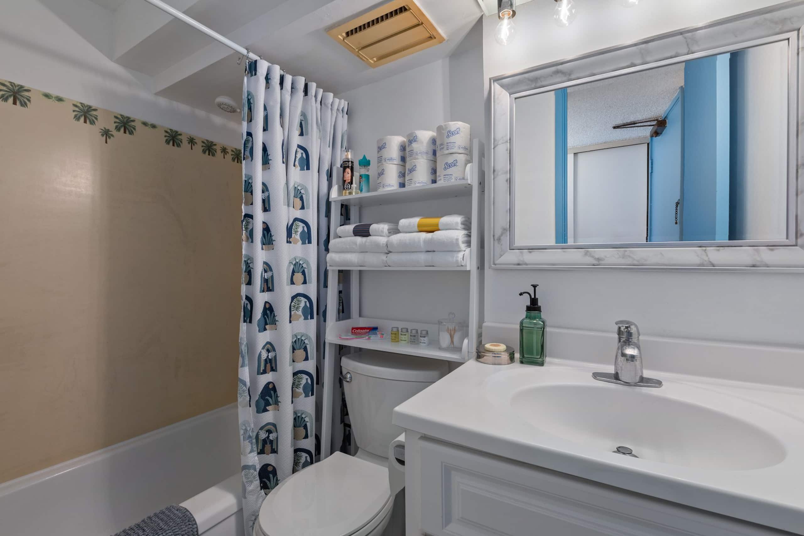 Condo in Honolulu · ★4.82 · 1 bedroom · 2 beds · 1 private bath - Image 19