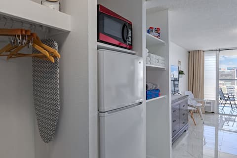 Top Airbnb: Island Colony Hotel 20th FL Panoramic View in Urban Honolulu