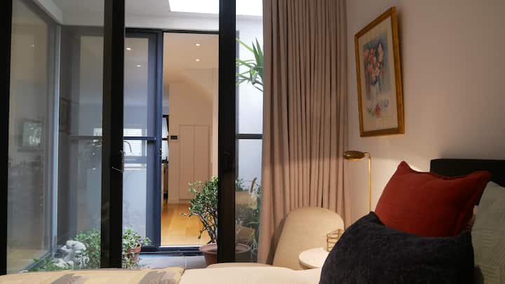 غرفة النوم رقم 2: كانت غرفة النوم ذات إطلالة مشمسة وعلى الرغم من كونها ملعبًا خفيفًا. 