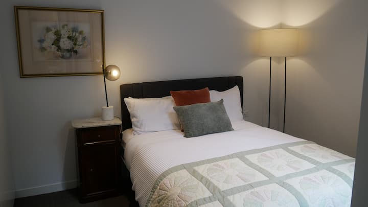 غرفة النوم الرئيسية: تحتوي غرفة النوم الرئيسية على سرير بحجم كوين قابل للتعديل بمحرك أكثر مما يمكن تعديله لراحة الضيوف. تحتوي غرفة النوم على تلفزيون ذكي. يتم توفير بياضات بجودة الفندق. 