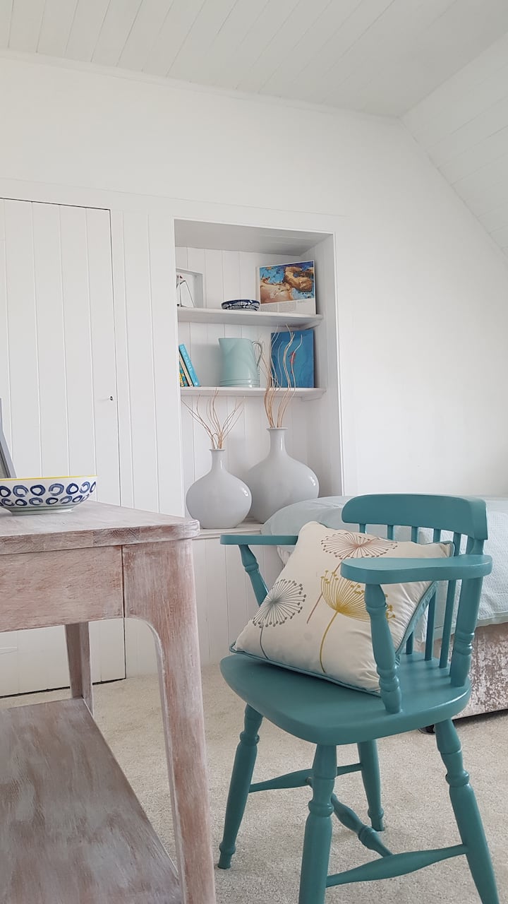  Habitación individual con armario con estanterías y escritorio/tocador 